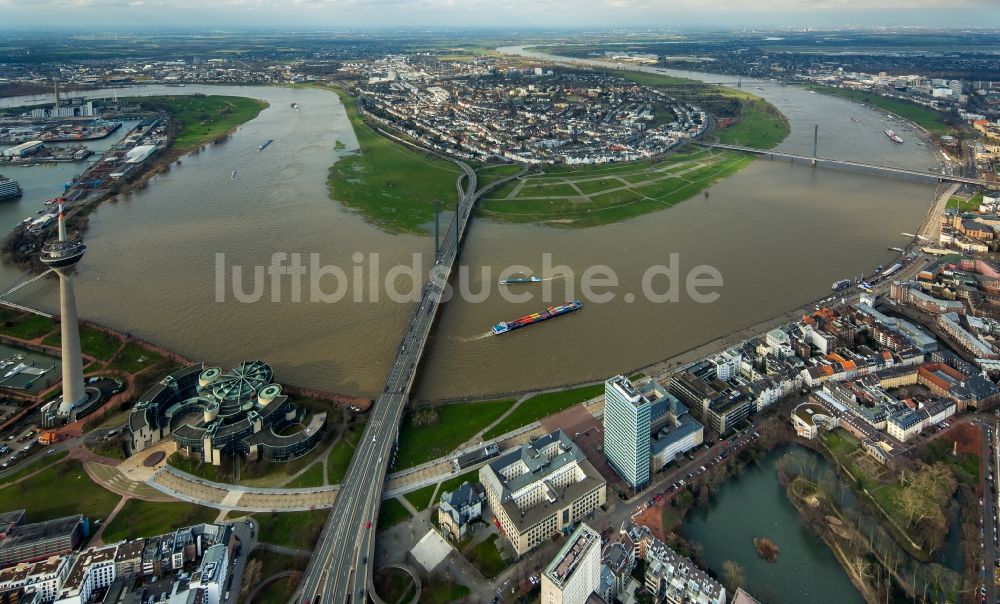 Düsseldorf aus der Vogelperspektive: Uferbereiche mit durch Hochwasser- Pegel überfluteten Flußbett an der Rheinkniebrücke des Rhein in Düsseldorf im Bundesland Nordrhein-Westfalen