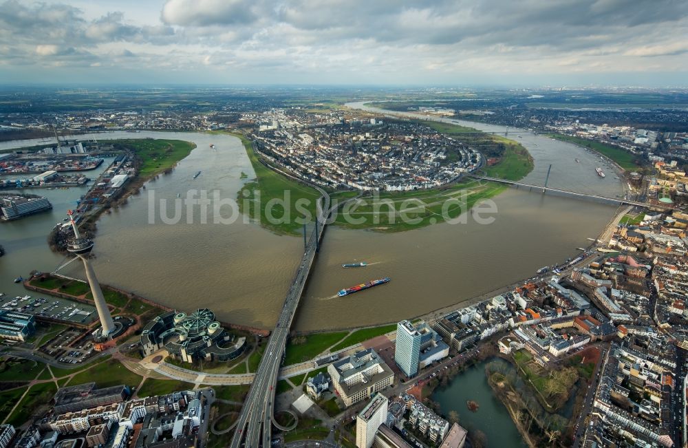 Luftbild Düsseldorf - Uferbereiche mit durch Hochwasser- Pegel überfluteten Flußbett an der Rheinkniebrücke des Rhein in Düsseldorf im Bundesland Nordrhein-Westfalen