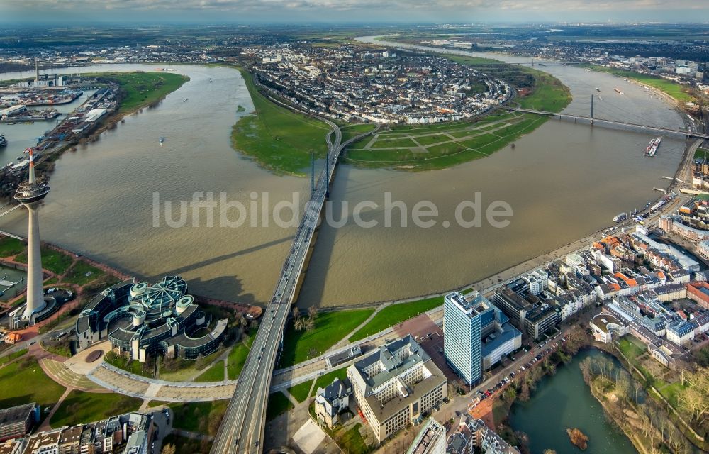 Luftaufnahme Düsseldorf - Uferbereiche mit durch Hochwasser- Pegel überfluteten Flußbett an der Rheinkniebrücke des Rhein in Düsseldorf im Bundesland Nordrhein-Westfalen