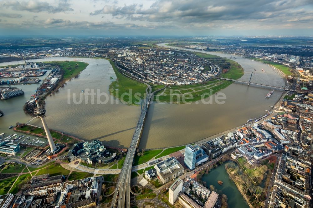 Düsseldorf von oben - Uferbereiche mit durch Hochwasser- Pegel überfluteten Flußbett an der Rheinkniebrücke des Rhein in Düsseldorf im Bundesland Nordrhein-Westfalen