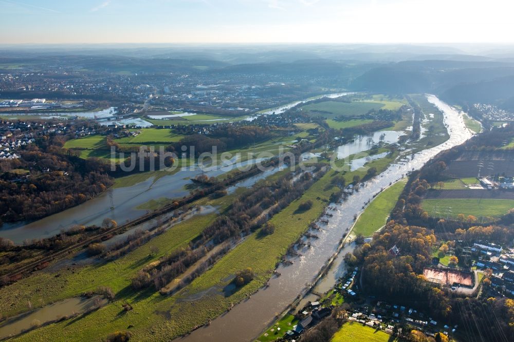 Hattingen Winz aus der Vogelperspektive: Uferbereiche mit durch Hochwasser- Pegel überfluteten Flußbett der Ruhr in den Ruhrauen in Hattingen Winz im Bundesland Nordrhein-Westfalen