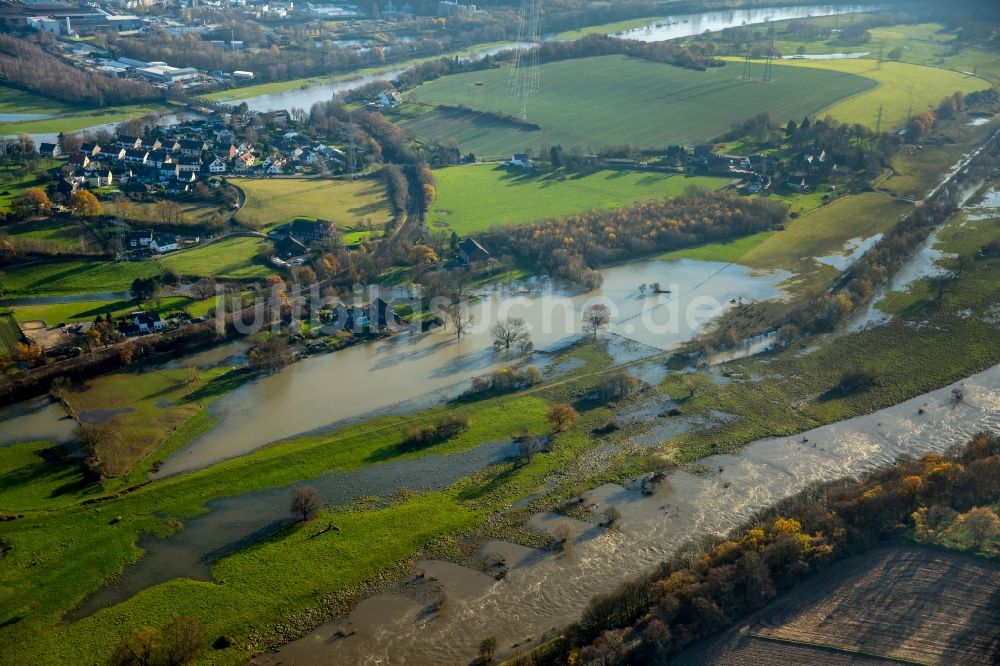 Luftbild Hattingen Winz - Uferbereiche mit durch Hochwasser- Pegel überfluteten Flußbett der Ruhr in den Ruhrauen in Hattingen Winz im Bundesland Nordrhein-Westfalen