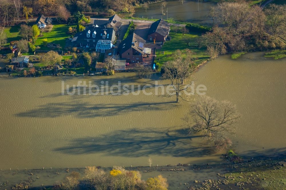 Luftaufnahme Hattingen Winz - Uferbereiche mit durch Hochwasser- Pegel überfluteten Flußbett der Ruhr in den Ruhrauen in Hattingen Winz im Bundesland Nordrhein-Westfalen