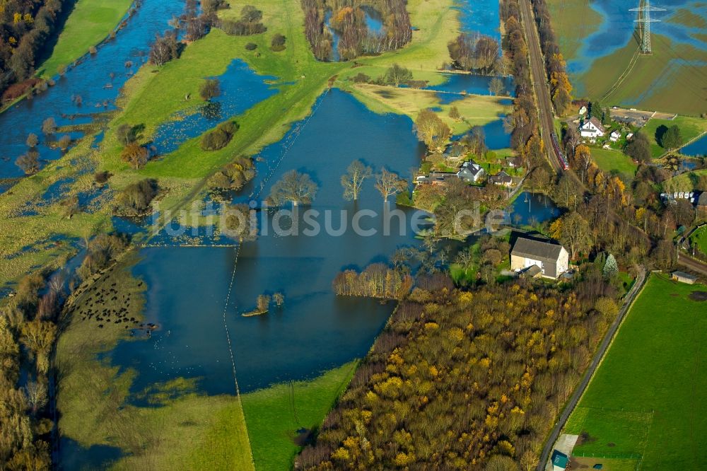 Luftbild Hattingen Winz - Uferbereiche mit durch Hochwasser- Pegel überfluteten Flußbett der Ruhr in den Ruhrauen in Hattingen Winz im Bundesland Nordrhein-Westfalen