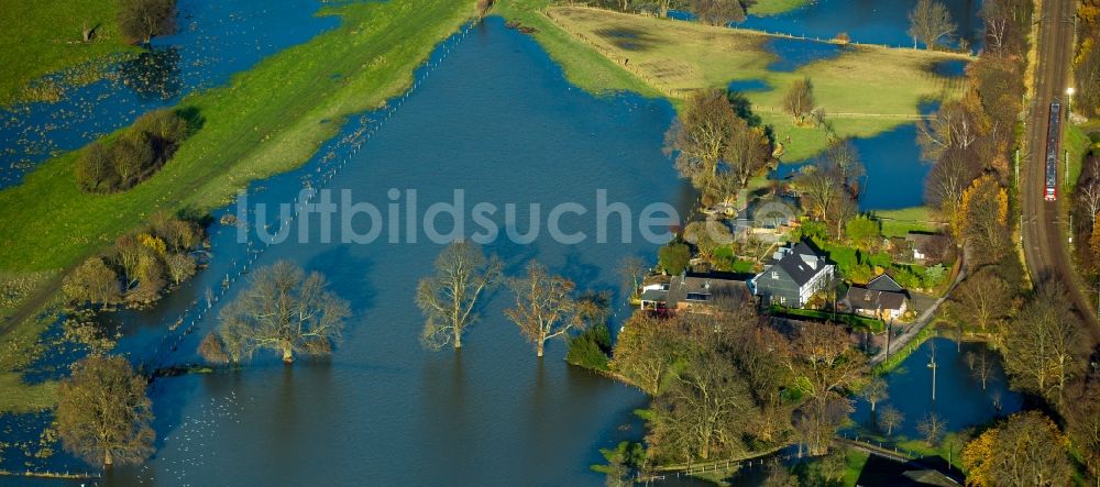 Luftaufnahme Hattingen Winz - Uferbereiche mit durch Hochwasser- Pegel überfluteten Flußbett der Ruhr in den Ruhrauen in Hattingen Winz im Bundesland Nordrhein-Westfalen