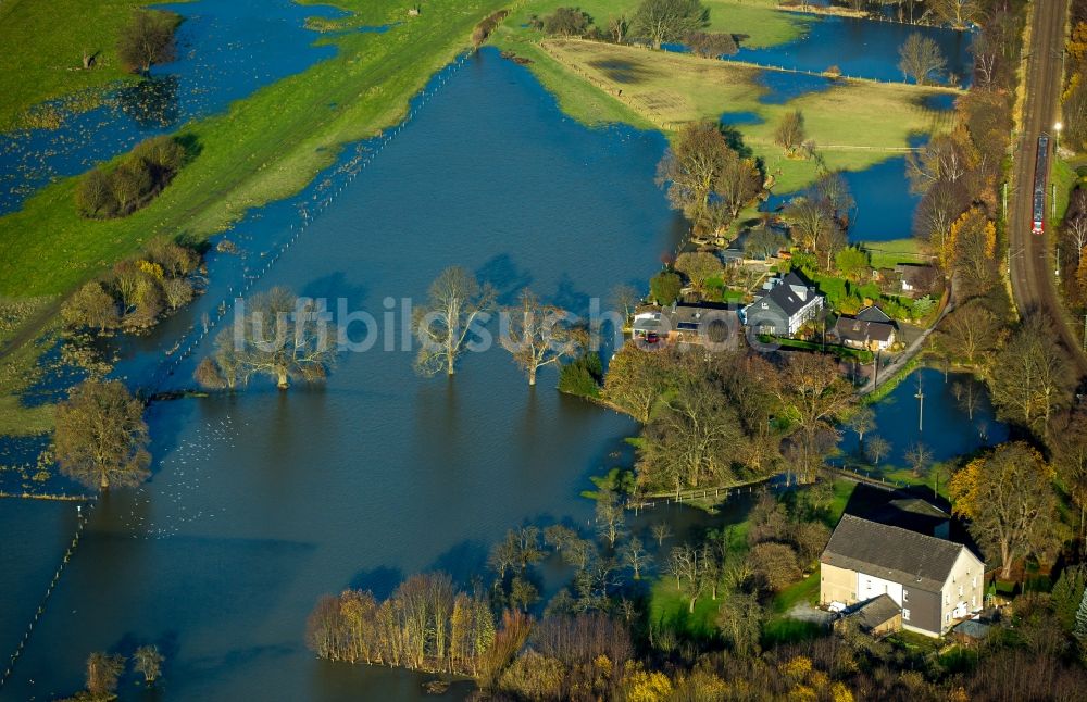 Hattingen Winz von oben - Uferbereiche mit durch Hochwasser- Pegel überfluteten Flußbett der Ruhr in den Ruhrauen in Hattingen Winz im Bundesland Nordrhein-Westfalen