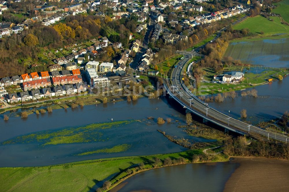 Hattingen Winz aus der Vogelperspektive: Uferbereiche mit durch Hochwasser- Pegel überfluteten Flußbett der Ruhr in den Ruhrauen in Hattingen Winz im Bundesland Nordrhein-Westfalen