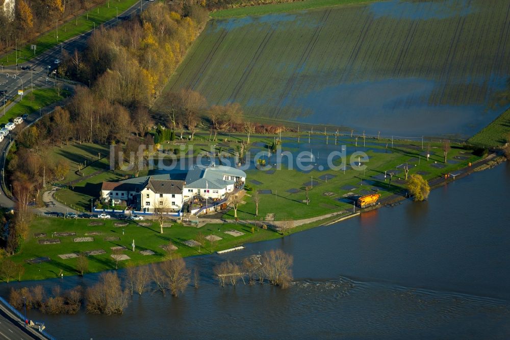 Luftbild Hattingen Winz - Uferbereiche mit durch Hochwasser- Pegel überfluteten Flußbett der Ruhr in den Ruhrauen in Hattingen Winz im Bundesland Nordrhein-Westfalen