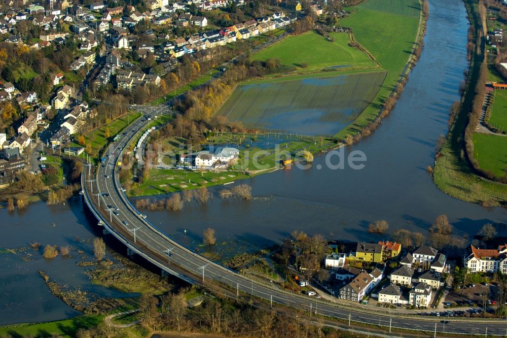 Luftaufnahme Hattingen Winz - Uferbereiche mit durch Hochwasser- Pegel überfluteten Flußbett der Ruhr in den Ruhrauen in Hattingen Winz im Bundesland Nordrhein-Westfalen