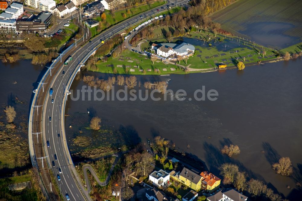 Hattingen Winz von oben - Uferbereiche mit durch Hochwasser- Pegel überfluteten Flußbett der Ruhr in den Ruhrauen in Hattingen Winz im Bundesland Nordrhein-Westfalen