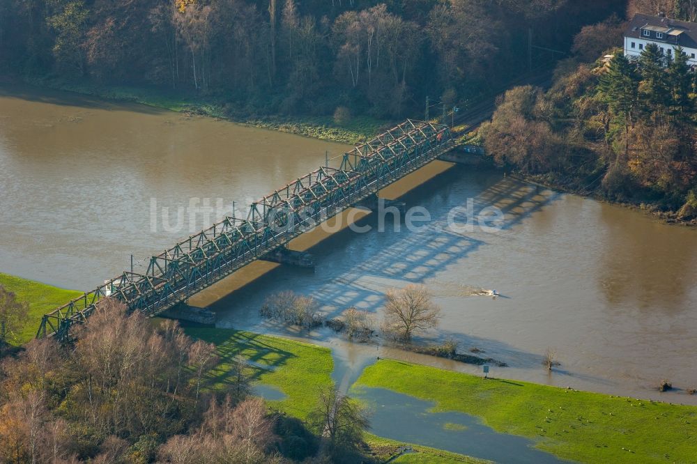 Hattingen Winz aus der Vogelperspektive: Uferbereiche mit durch Hochwasser- Pegel überfluteten Flußbett der Ruhr in den Ruhrauen in Hattingen Winz im Bundesland Nordrhein-Westfalen