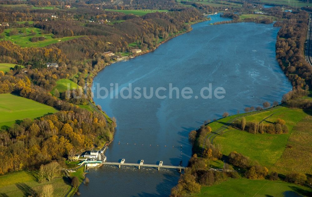 Luftaufnahme Hattingen Winz - Uferbereiche mit durch Hochwasser- Pegel überfluteten Flußbett der Ruhr in den Ruhrauen in Hattingen Winz im Bundesland Nordrhein-Westfalen