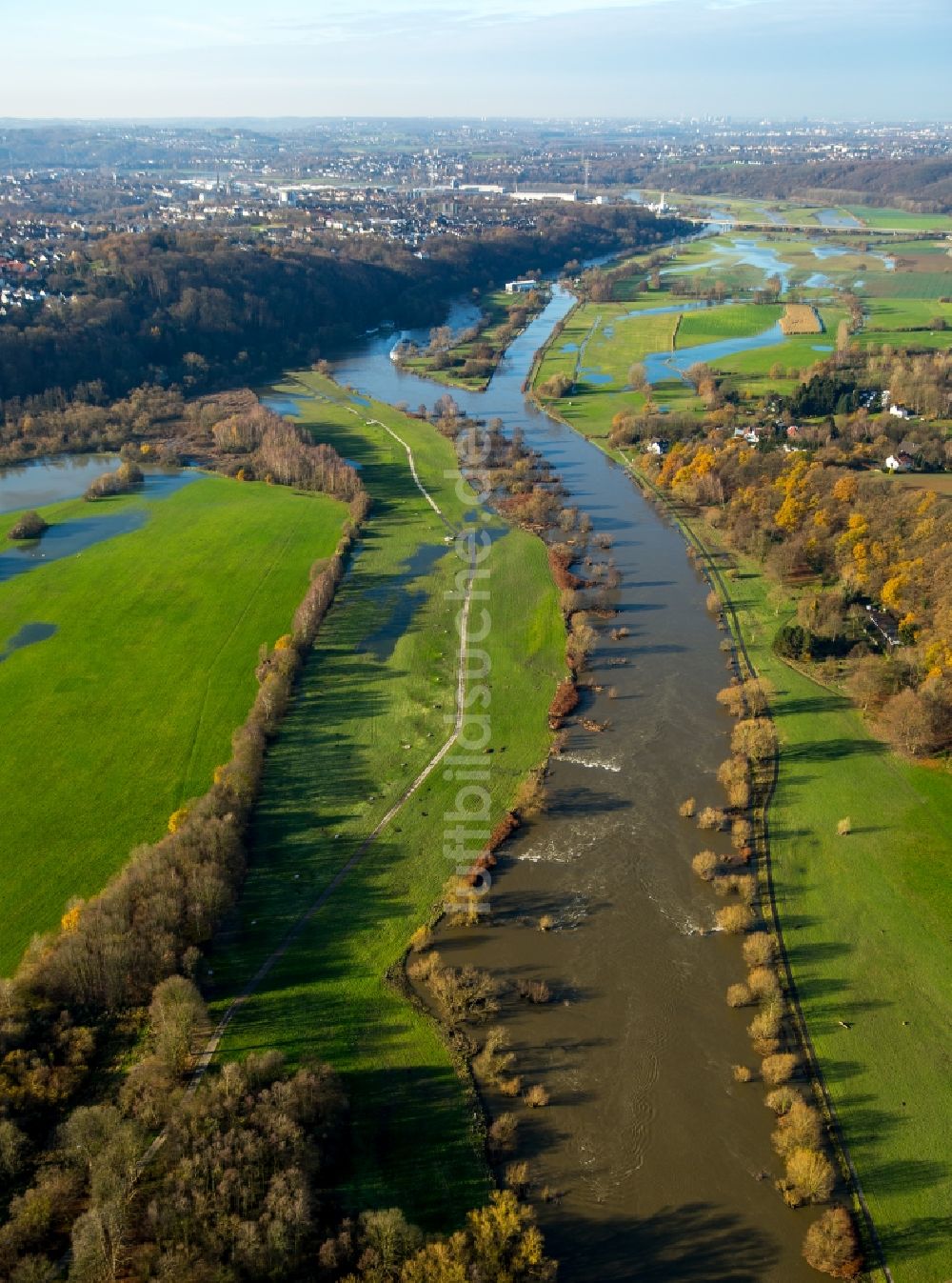 Hattingen Winz von oben - Uferbereiche mit durch Hochwasser- Pegel überfluteten Flußbett der Ruhr in den Ruhrauen in Hattingen Winz im Bundesland Nordrhein-Westfalen