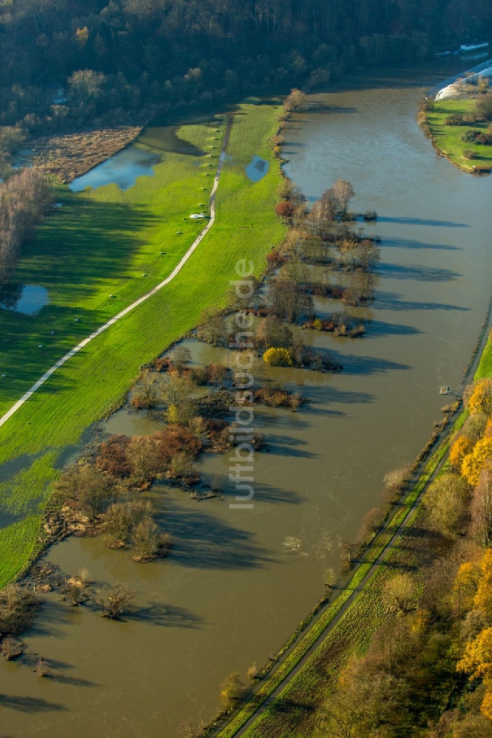 Hattingen Winz aus der Vogelperspektive: Uferbereiche mit durch Hochwasser- Pegel überfluteten Flußbett der Ruhr in den Ruhrauen in Hattingen Winz im Bundesland Nordrhein-Westfalen