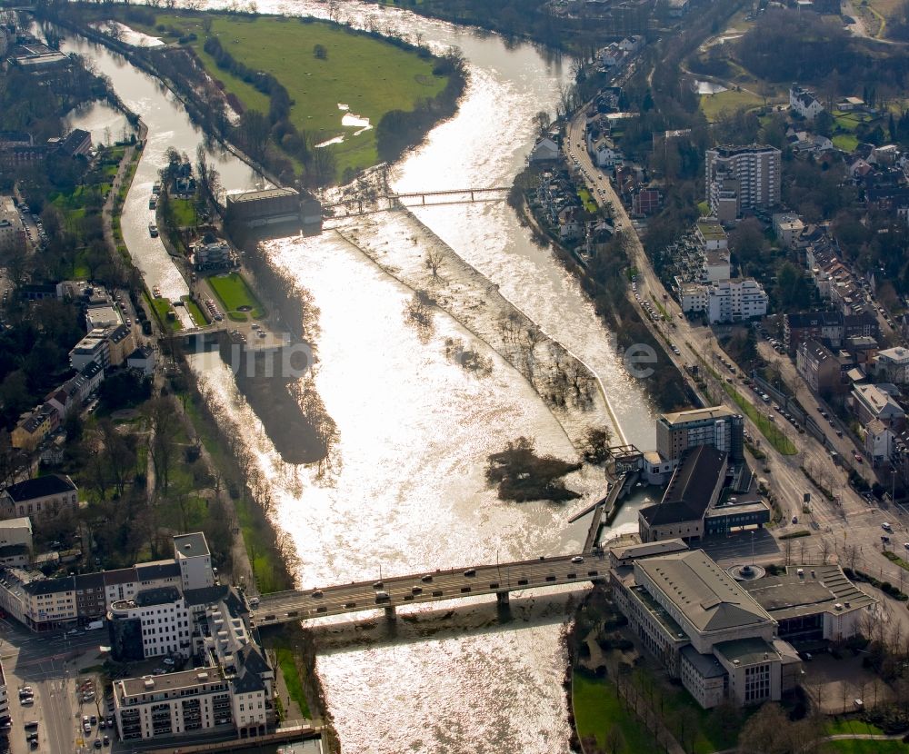 Luftaufnahme Mülheim an der Ruhr - Uferbereiche mit durch Hochwasser- Pegel überfluteten Flußbett an der Ruhrinsel in Mülheim an der Ruhr im Bundesland Nordrhein-Westfalen