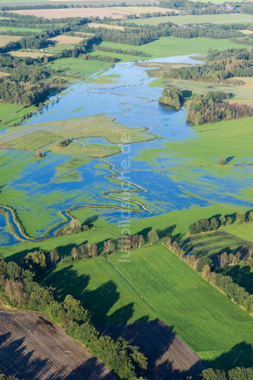 Luftaufnahme Fredenbeck - Uferbereiche mit durch Hochwasser- Pegel überfluteten Flußbett der Schwinge in Fredenbeck im Bundesland Niedersachsen, Deutschland