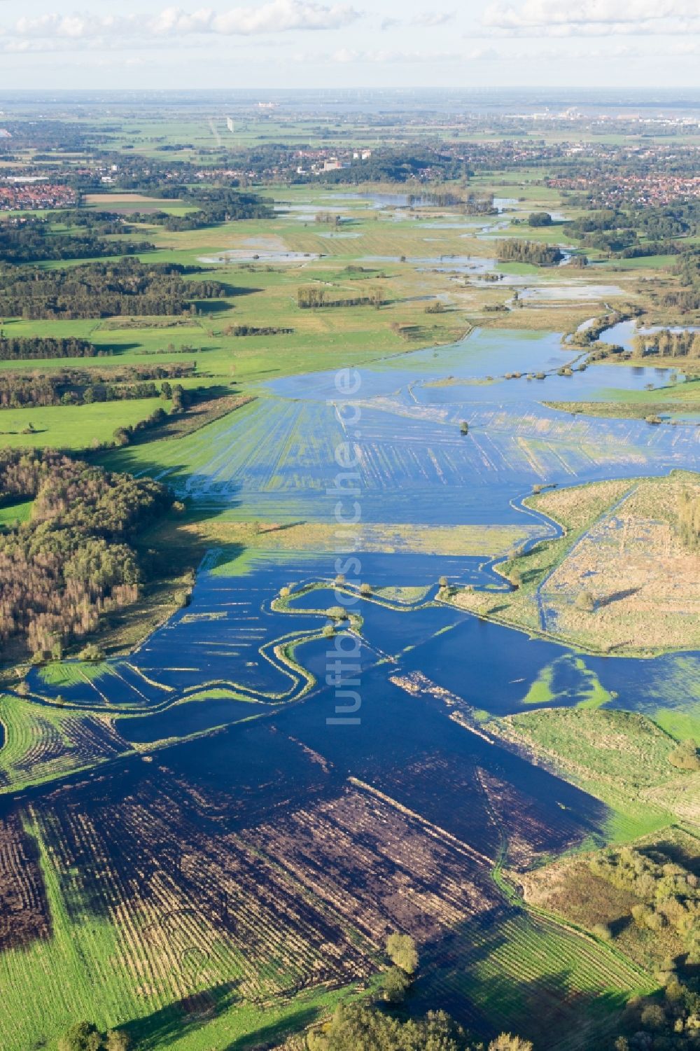 Stade aus der Vogelperspektive: Uferbereiche mit durch Hochwasser- Pegel überfluteten Flußbett der Schwinge am Stadtrad von Stade im Bundesland Niedersachsen, Deutschland