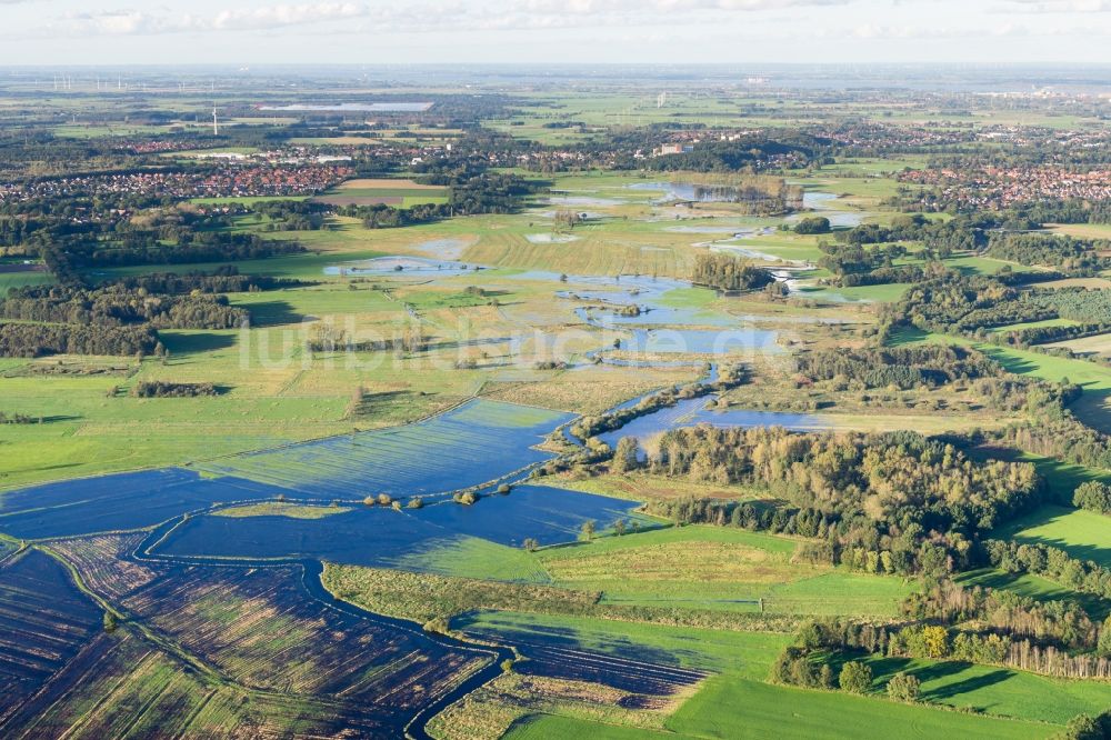 Luftaufnahme Stade - Uferbereiche mit durch Hochwasser- Pegel überfluteten Flußbett der Schwinge am Stadtrad von Stade im Bundesland Niedersachsen, Deutschland