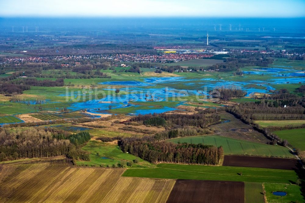 Luftbild Stade - Uferbereiche mit durch Hochwasser- Pegel überfluteten Flußbett der Schwinge am Stadtrad von Stade im Bundesland Niedersachsen, Deutschland