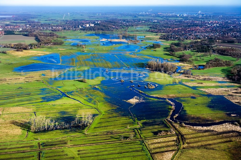 Stade von oben - Uferbereiche mit durch Hochwasser- Pegel überfluteten Flußbett der Schwinge am Stadtrad von Stade im Bundesland Niedersachsen, Deutschland