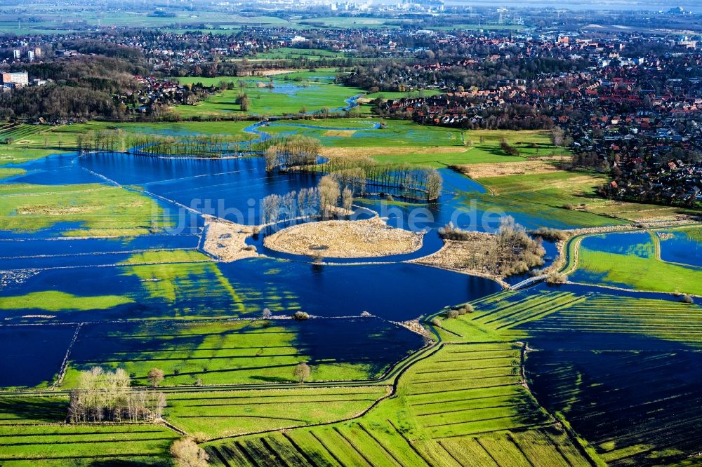 Luftbild Stade - Uferbereiche mit durch Hochwasser- Pegel überfluteten Flußbett der Schwinge am Stadtrad von Stade im Bundesland Niedersachsen, Deutschland