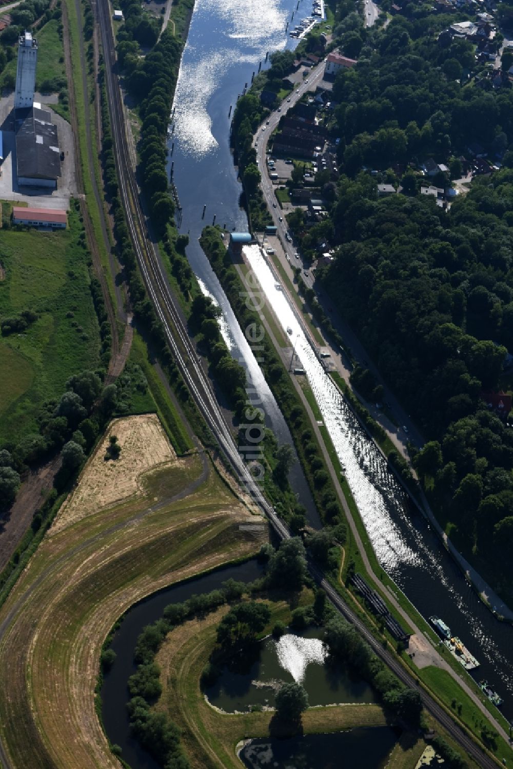 Luftbild Lauenburg Elbe - Uferbereiche des mit durch Hochwasser- Schutz- Damm verstärkten Flußbett- Verlaufes der Stecknitz in Lauenburg Elbe im Bundesland Schleswig-Holstein