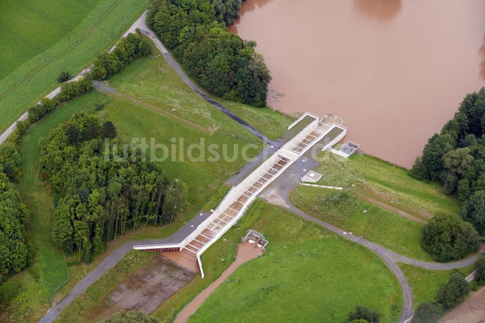 Friedland von oben - Uferbereiche des mit durch Hochwasser- Schutz- Damm verstärkten Flußbett- Verlaufes Wendebach in Friedland im Bundesland Niedersachsen, Deutschland