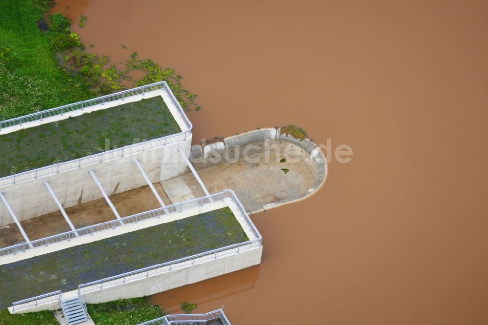 Friedland aus der Vogelperspektive: Uferbereiche des mit durch Hochwasser- Schutz- Damm verstärkten Flußbett- Verlaufes Wendebach in Friedland im Bundesland Niedersachsen, Deutschland