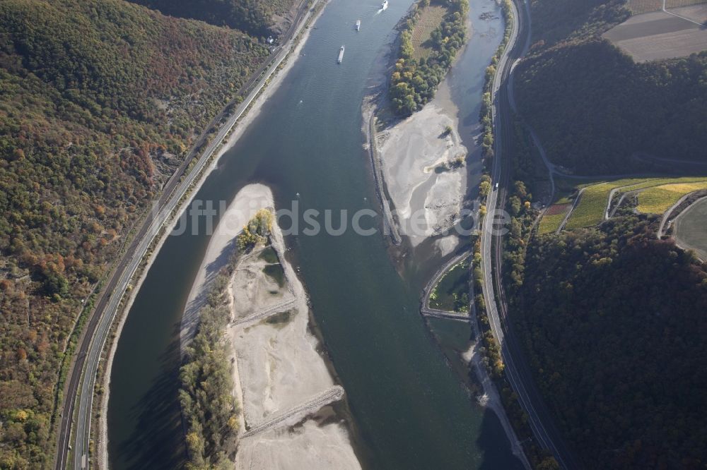 Luftaufnahme Bacharach - Uferbereiche mit durch Niedrig- Wasser- Pegel freigelegtem Flußbett im Rhein in Bacharach im Bundesland Rheinland-Pfalz, Deutschland