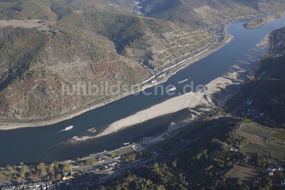 Luftbild Bacharach - Uferbereiche mit durch Niedrig- Wasser- Pegel freigelegtem Flußbett im Rhein in Bacharach im Bundesland Rheinland-Pfalz, Deutschland