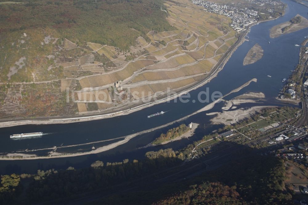 Bingen am Rhein aus der Vogelperspektive: Uferbereiche mit durch Niedrig- Wasser- Pegel freigelegtem Flußbett im Rhein in Bingen am Rhein im Bundesland Rheinland-Pfalz, Deutschland