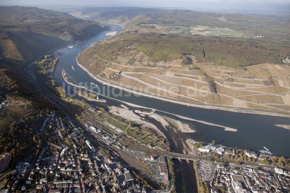 Luftaufnahme Bingen am Rhein - Uferbereiche mit durch Niedrig- Wasser- Pegel freigelegtem Flußbett im Rhein in Bingen am Rhein im Bundesland Rheinland-Pfalz, Deutschland