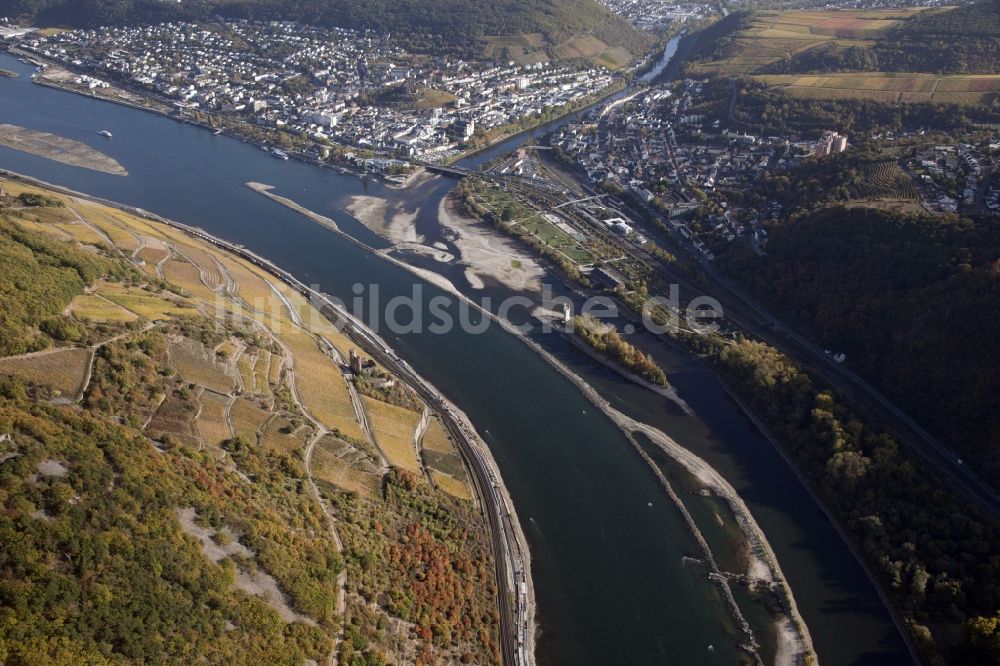 Bingen am Rhein aus der Vogelperspektive: Uferbereiche mit durch Niedrig- Wasser- Pegel freigelegtem Flußbett im Rhein in Bingen am Rhein im Bundesland Rheinland-Pfalz, Deutschland