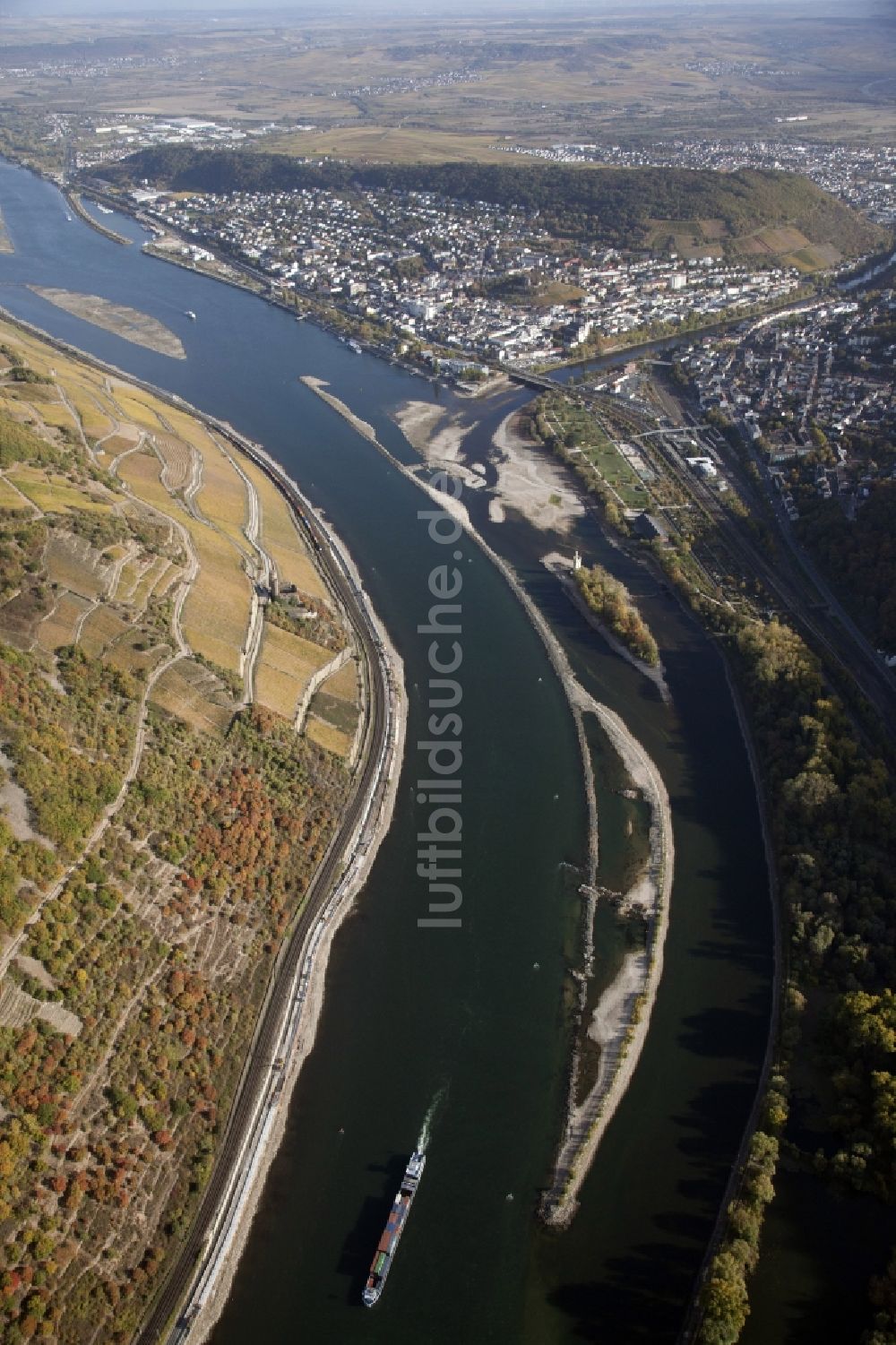 Luftbild Bingen am Rhein - Uferbereiche mit durch Niedrig- Wasser- Pegel freigelegtem Flußbett im Rhein in Bingen am Rhein im Bundesland Rheinland-Pfalz, Deutschland