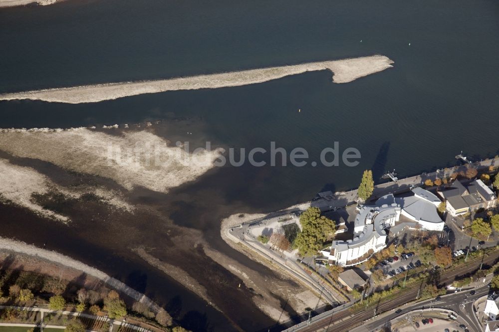 Luftbild Bingen am Rhein - Uferbereiche mit durch Niedrig- Wasser- Pegel freigelegtem Flußbett im Rhein in Bingen am Rhein im Bundesland Rheinland-Pfalz, Deutschland