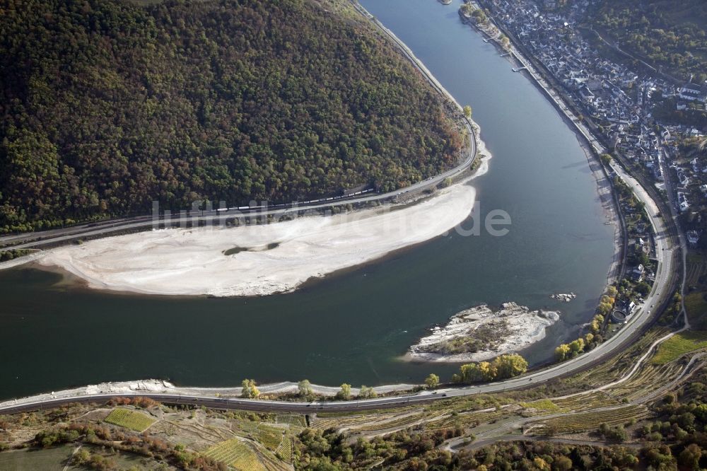 Kaub von oben - Uferbereiche mit durch Niedrig- Wasser- Pegel freigelegtem Flußbett im Rhein in Kaub im Bundesland Rheinland-Pfalz, Deutschland