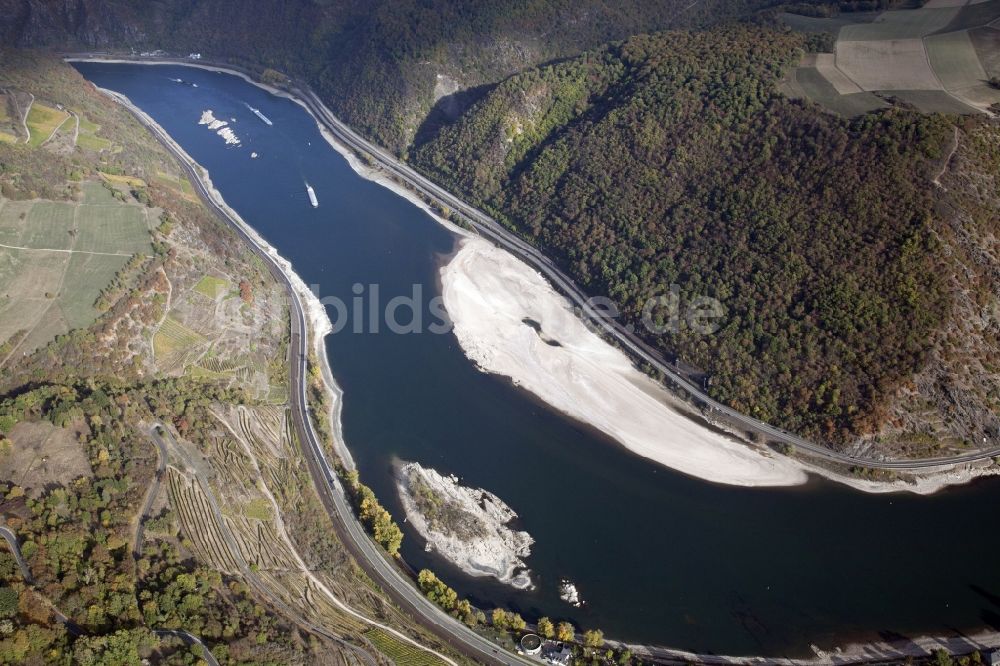 Luftaufnahme Kaub - Uferbereiche mit durch Niedrig- Wasser- Pegel freigelegtem Flußbett im Rhein in Kaub im Bundesland Rheinland-Pfalz, Deutschland