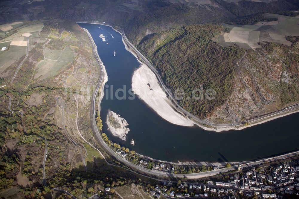 Kaub von oben - Uferbereiche mit durch Niedrig- Wasser- Pegel freigelegtem Flußbett im Rhein in Kaub im Bundesland Rheinland-Pfalz, Deutschland