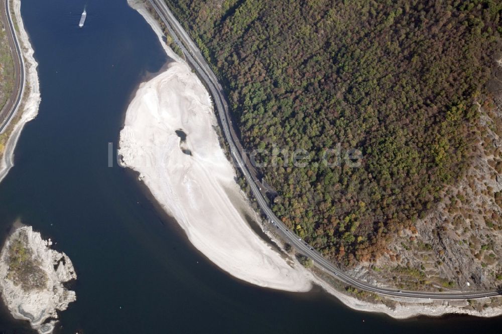 Kaub aus der Vogelperspektive: Uferbereiche mit durch Niedrig- Wasser- Pegel freigelegtem Flußbett im Rhein in Kaub im Bundesland Rheinland-Pfalz, Deutschland