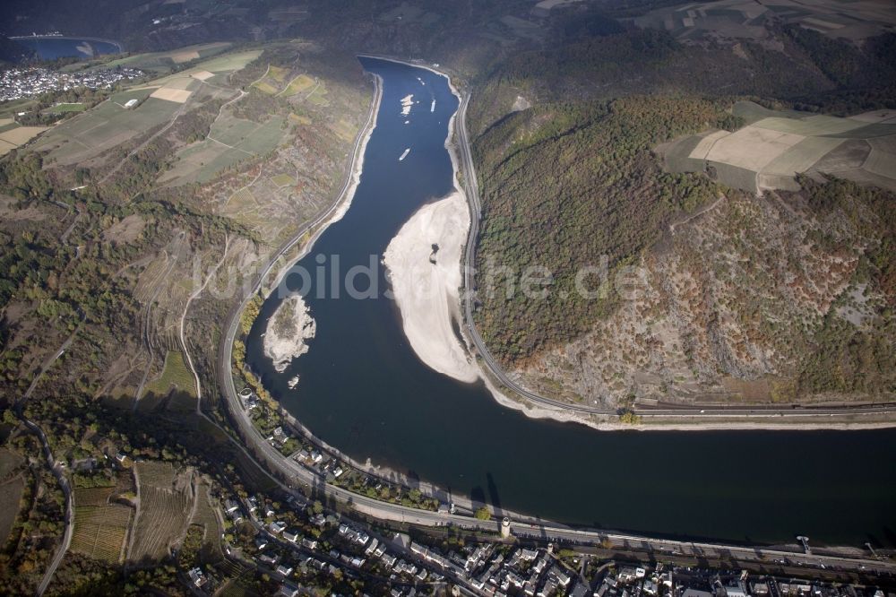 Luftbild Kaub - Uferbereiche mit durch Niedrig- Wasser- Pegel freigelegtem Flußbett im Rhein in Kaub im Bundesland Rheinland-Pfalz, Deutschland