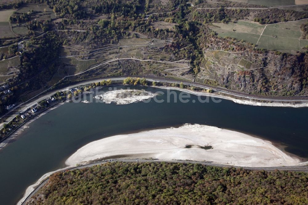 Luftaufnahme Kaub - Uferbereiche mit durch Niedrig- Wasser- Pegel freigelegtem Flußbett im Rhein in Kaub im Bundesland Rheinland-Pfalz, Deutschland