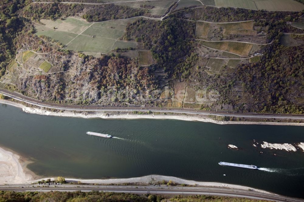 Kaub aus der Vogelperspektive: Uferbereiche mit durch Niedrig- Wasser- Pegel freigelegtem Flußbett im Rhein in Kaub im Bundesland Rheinland-Pfalz, Deutschland