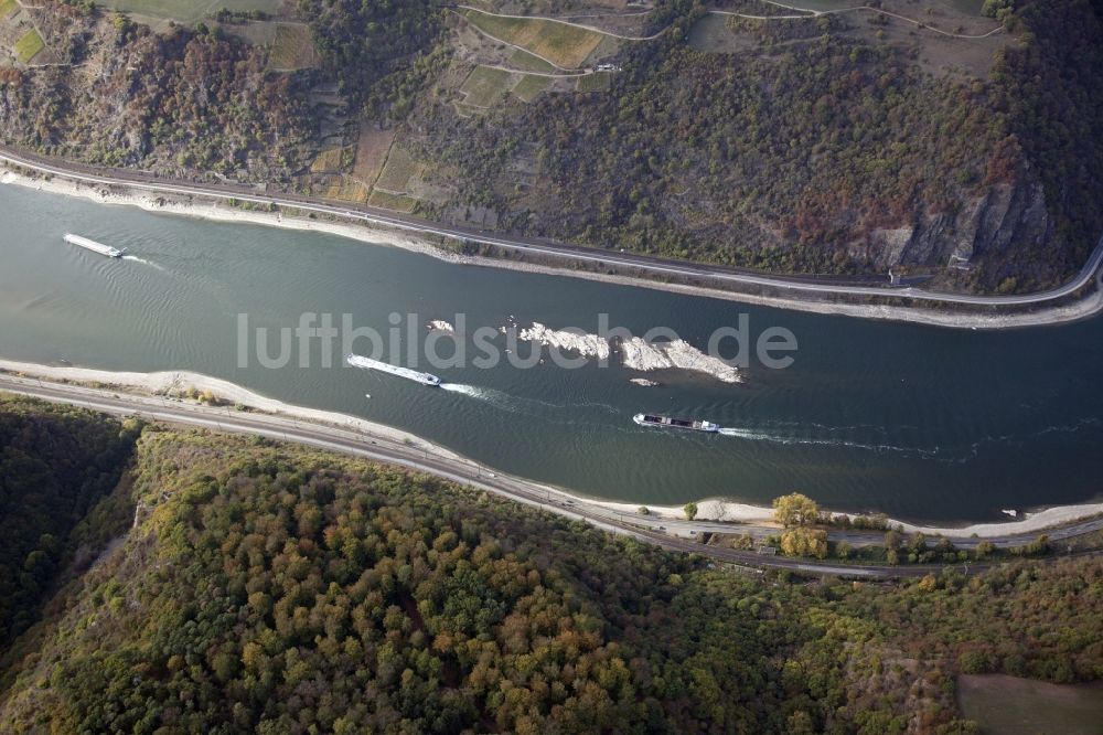 Luftaufnahme Kaub - Uferbereiche mit durch Niedrig- Wasser- Pegel freigelegtem Flußbett im Rhein in Kaub im Bundesland Rheinland-Pfalz, Deutschland