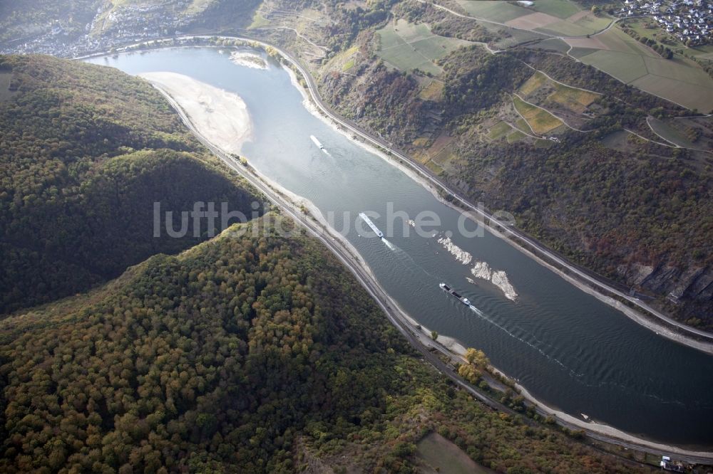 Kaub von oben - Uferbereiche mit durch Niedrig- Wasser- Pegel freigelegtem Flußbett im Rhein in Kaub im Bundesland Rheinland-Pfalz, Deutschland