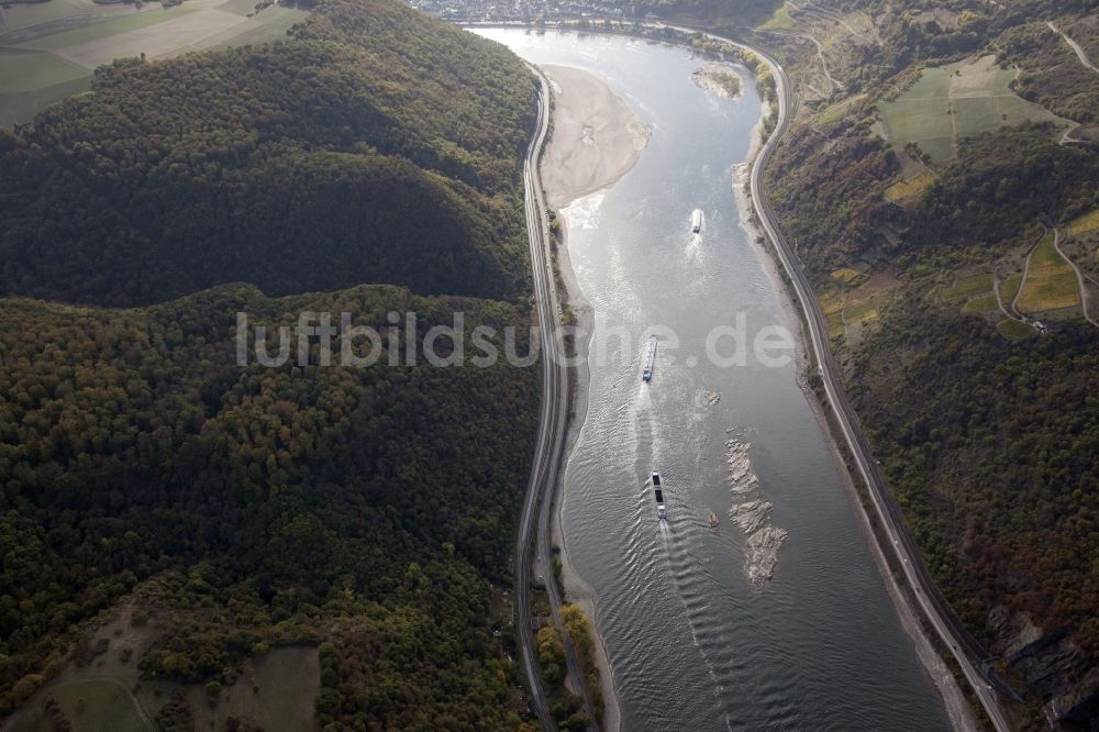 Kaub aus der Vogelperspektive: Uferbereiche mit durch Niedrig- Wasser- Pegel freigelegtem Flußbett im Rhein in Kaub im Bundesland Rheinland-Pfalz, Deutschland