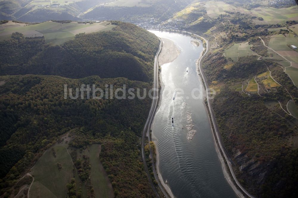 Luftbild Kaub - Uferbereiche mit durch Niedrig- Wasser- Pegel freigelegtem Flußbett im Rhein in Kaub im Bundesland Rheinland-Pfalz, Deutschland