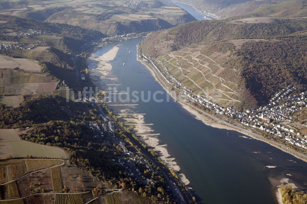 Lorch von oben - Uferbereiche mit durch Niedrig- Wasser- Pegel freigelegtem Flußbett im Rhein in Lorch im Bundesland Hessen, Deutschland