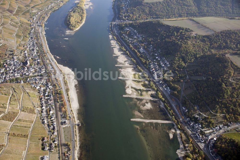 Lorch aus der Vogelperspektive: Uferbereiche mit durch Niedrig- Wasser- Pegel freigelegtem Flußbett im Rhein in Lorch im Bundesland Hessen, Deutschland