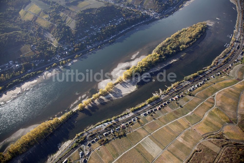 Luftaufnahme Lorch - Uferbereiche mit durch Niedrig- Wasser- Pegel freigelegtem Flußbett im Rhein in Lorch im Bundesland Hessen, Deutschland