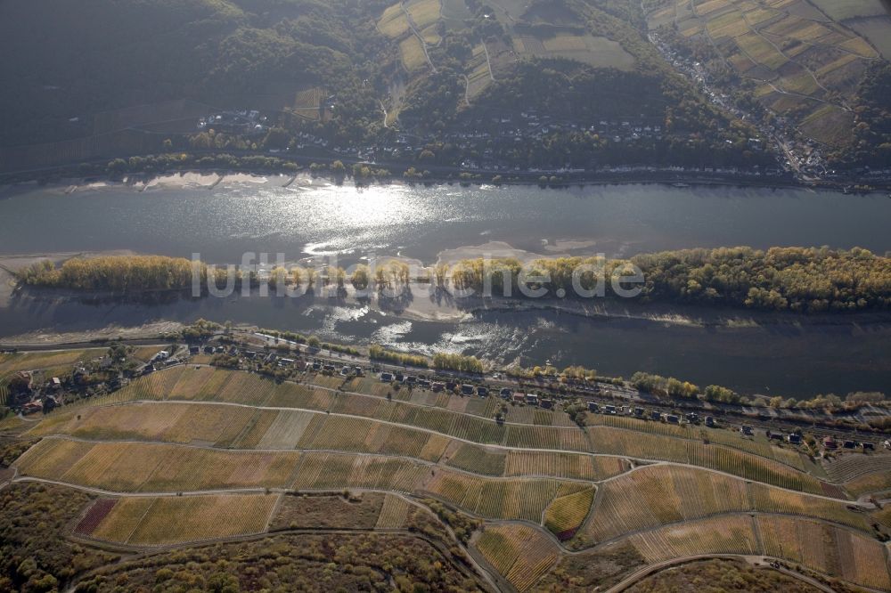 Lorch von oben - Uferbereiche mit durch Niedrig- Wasser- Pegel freigelegtem Flußbett im Rhein in Lorch im Bundesland Hessen, Deutschland